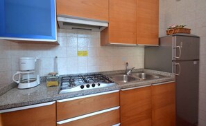 Kühlschrank, Mikrowelle, Herdplatte, Kochgeschirr/Geschirr/Besteck