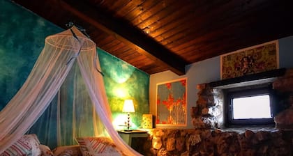 Room in a beautiful rural house from the 17th century in Cuenca.