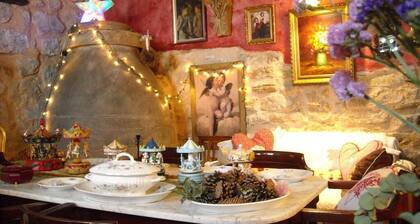 Room in a beautiful rural house from the 17th century in Cuenca.