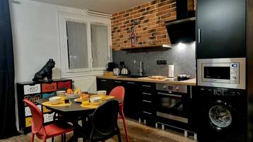 Réfrigérateur, micro-ondes, four, plaque de cuisson