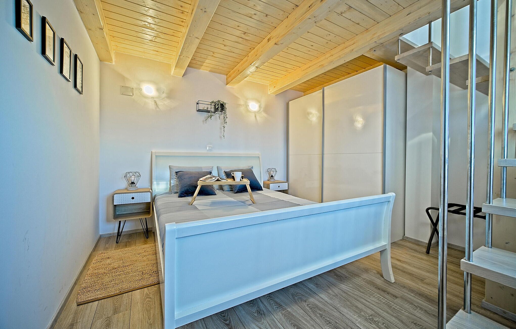 2 makuuhuonetta, tallelokero huoneessa, silitysrauta/-lauta