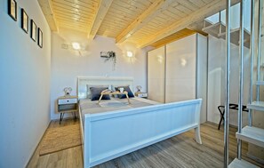 2 makuuhuonetta, tallelokero huoneessa, silitysrauta/-lauta