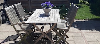 Cozy holiday apartment 100 m from the dike and the beach
