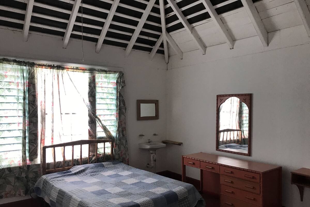 Habitación doble de diseñador | Espacio para trabajar con laptop y wifi gratis