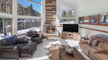 Téléviseur connecté, foyer, lecteur de DVD, écran d’ordinateur