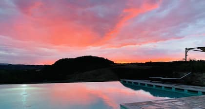 LUXURY COTTAGE WITH POOL & BREATHTAKING VIEW - NEXT TO A GOLF COURSE (FRANTOIO)