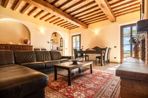 Téléviseur connecté, foyer, lecteur de DVD, livres