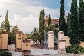 Property grounds - FRANTOIO — LUXURY COTTAGE WITH POOL & BREATHTAKING VIEW (Ghizzano)