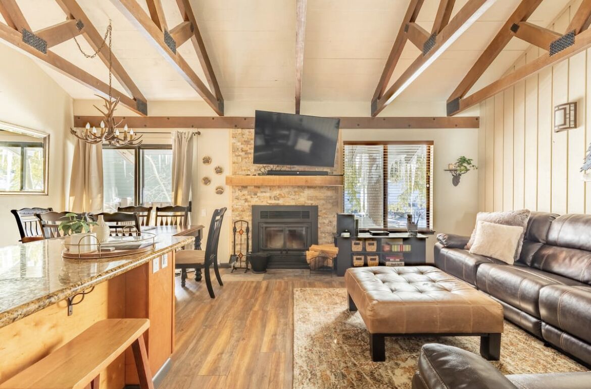 Updated cabin retreat near the Village. 2 bedrooms+Loft-sleeps 8 comfortably!