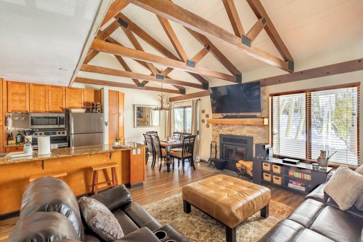 Älytelevisio, takka, pöytätennispöytä