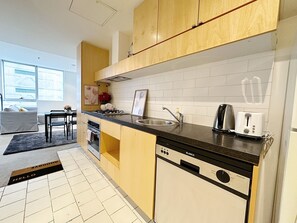 Private kitchen - Luxe Central City QV Apartment with Indoor Pool & Gym (Melbourne)