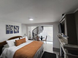 Caja de seguridad en la habitación y ropa de cama 