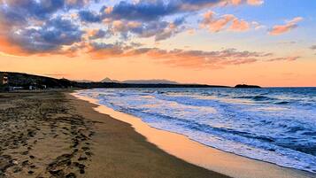 Beach nearby, sun loungers, beach towels