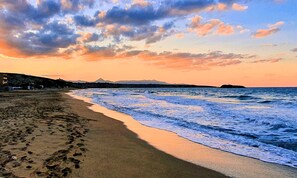 Beach nearby, sun-loungers, beach towels