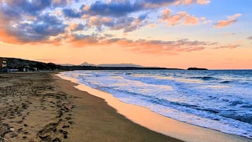 Beach nearby, sun loungers, beach towels