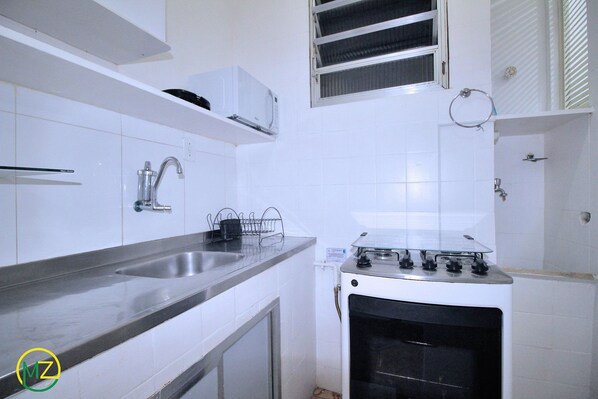 Køleskab, mikrobølgeovn, ovn, brødrister