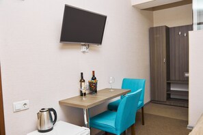 مساحة عمل للكمبيوتر المحمول ومكواة/لوح كي وواي فاي مجانًا وملاءات أسرّة