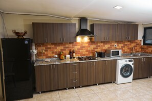 ثلاجة صغيرة، ميكروويف، موقد طهي مسطح، غلّاية كهربائية