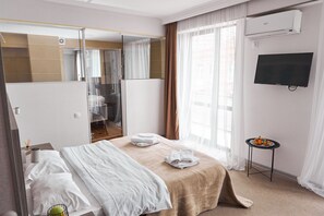 مساحة عمل للكمبيوتر المحمول ومكواة/لوح كي وواي فاي مجانًا وملاءات أسرّة