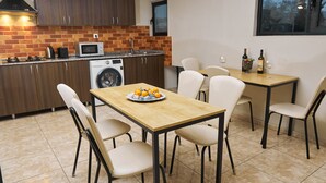 Comfort-Doppel- oder -Zweibettzimmer | Gemeinschaftsküche