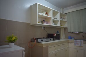 Refrigerador, microondas, servilletas de papel