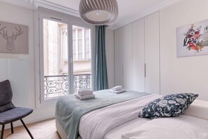 2 Schlafzimmer, Schreibtisch, Bügeleisen/Bügelbrett, Reisekinderbett