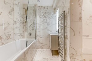 Dusch, hårtork och handdukar