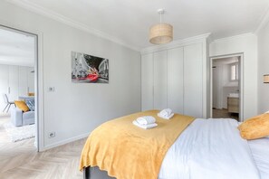 2 Schlafzimmer, Schreibtisch, Bügeleisen/Bügelbrett, Reisekinderbett