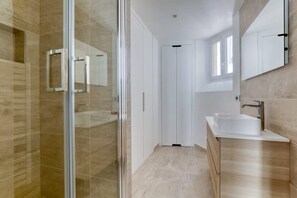 Dusche, Haartrockner, Handtücher