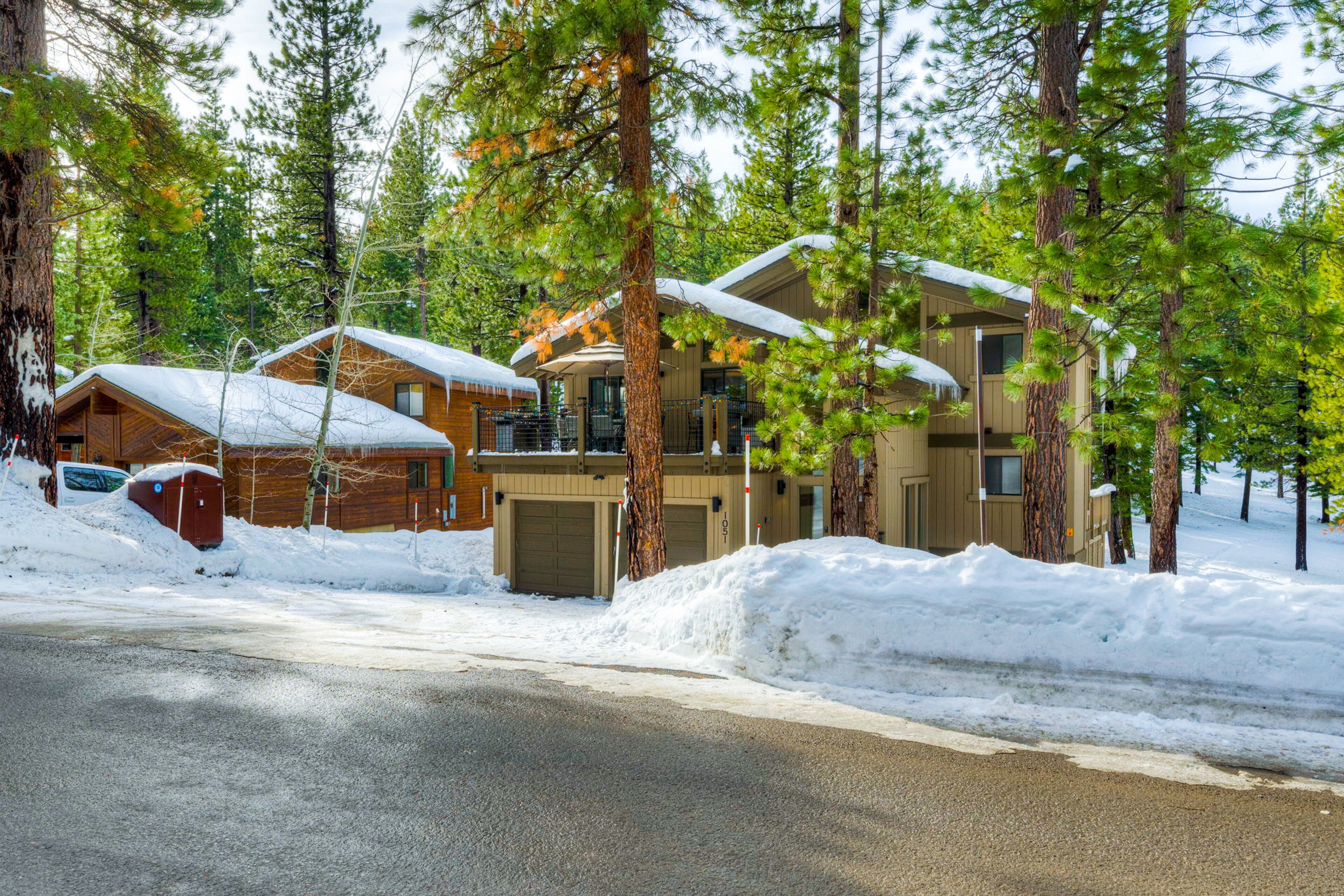 Fantastic home with private hot tub, heated pool, grill, gym, tennis & fireplace
