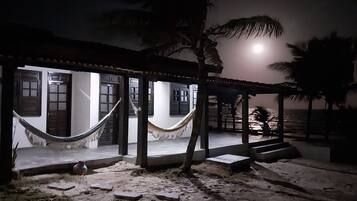 Fachada da propriedade à noite