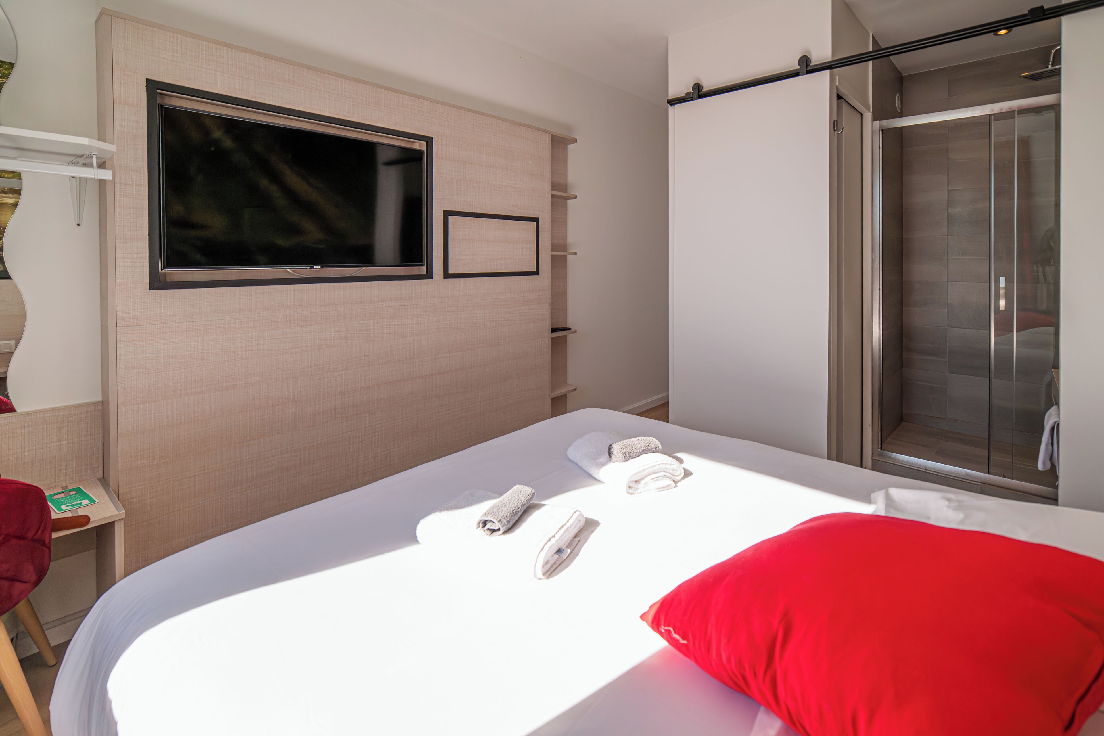 Doppia Deluxe | Una scrivania, insonorizzazione, Wi-Fi gratuito, lenzuola