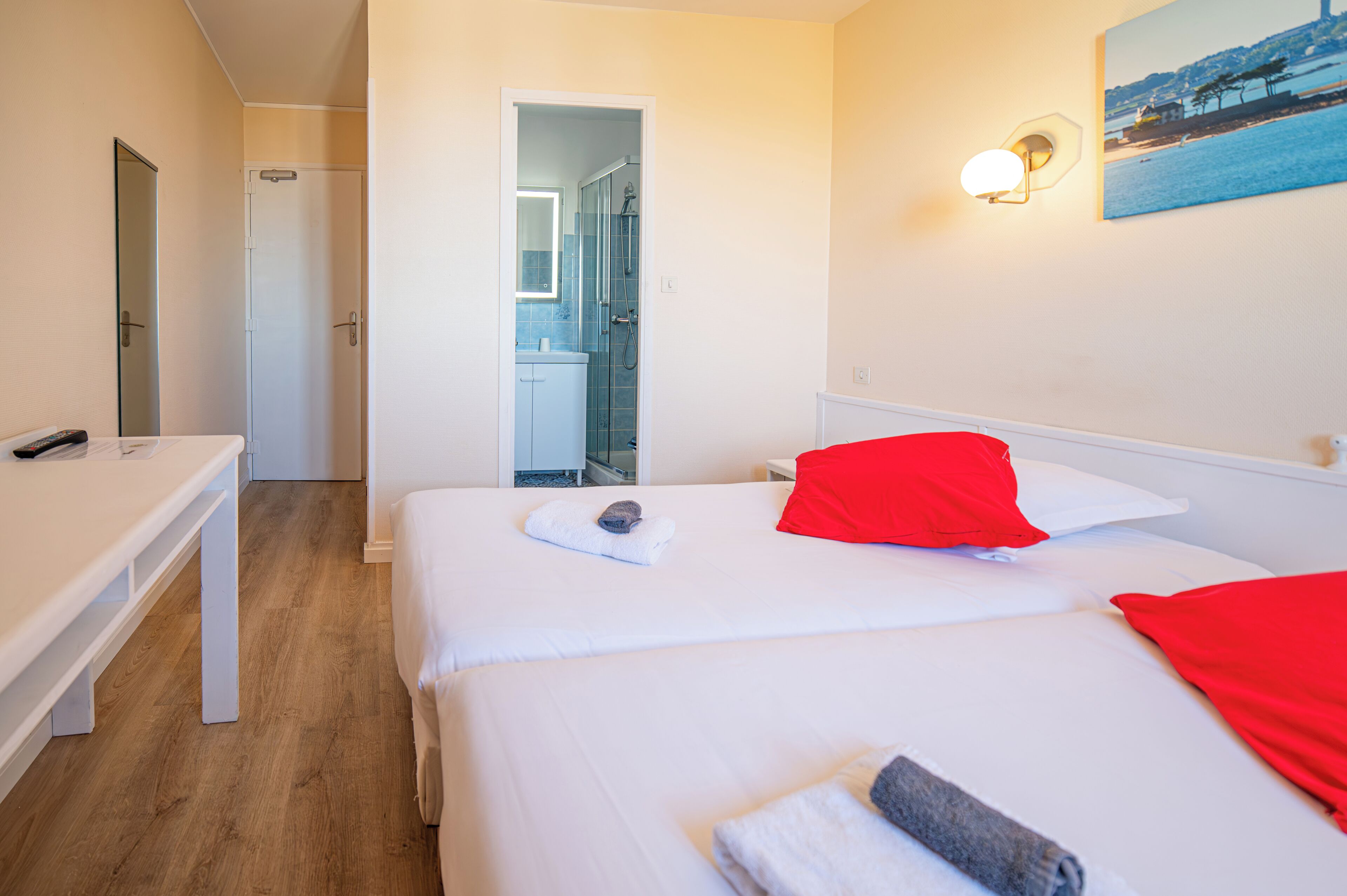 Bureau, chambres insonorisées, Wi-Fi gratuit, draps fournis