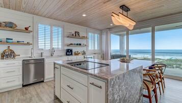 House, 6 Bedrooms | Private kitchen