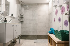 Douche, sĂšche-cheveux, serviettes fournies, savon