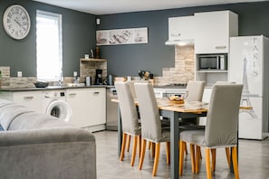 Réfrigérateur, four à micro-ondes, un four, surface de cuisson