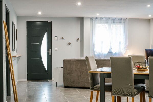 Un espace repas moderne comprenant un canapé, une table à manger et des chaises.