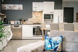 Geladeira, micro-ondas, fogão, cooktop