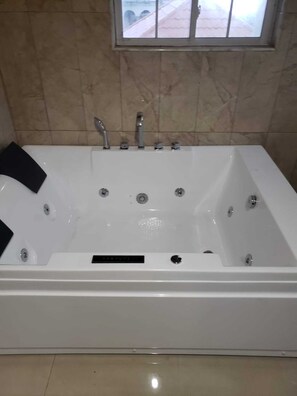 Bañera de hidromasaje, secador de pelo, toallas, jabón