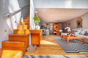 Télévision, livres, espaces bureaux