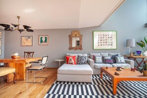 TV, books, offices - Contemporary townhouse with plenty of light (Ciudad de México)