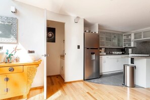 Kjøleskap, mikrobølgeovn, ovn og kokeplater