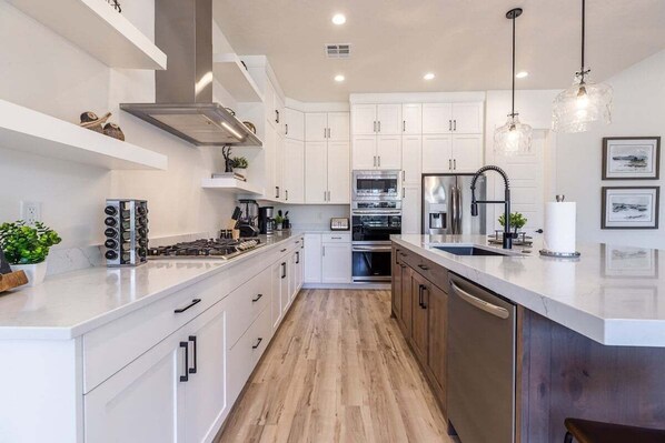 Refrigerador, microondas, horno y parrilla de estufa 