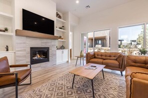 Smart TV, caminetto, libri