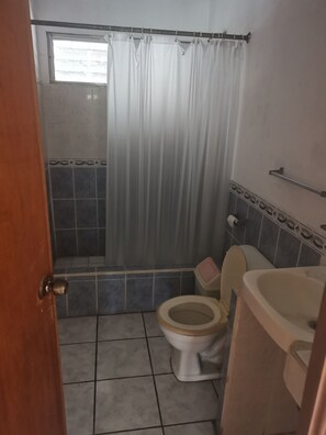 Familienhaus, 2 Schlafzimmer | Badezimmer | Dusche, Handtücher