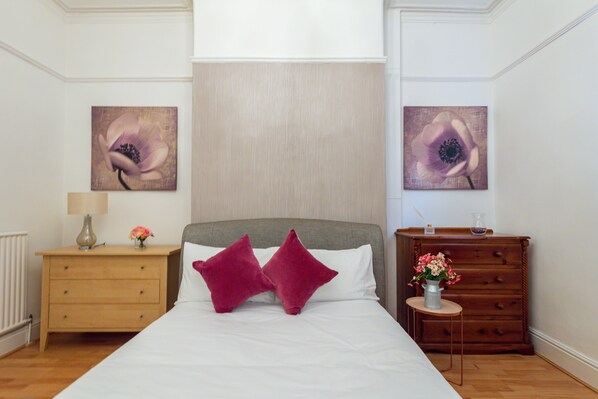 5 habitaciones, tabla de planchar con plancha y wifi gratis 