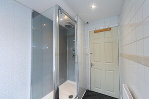 Toallas, jabón, papel de baño 