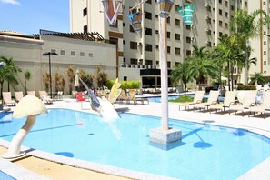 Piscine extérieure, parasols de plage, chaises longues