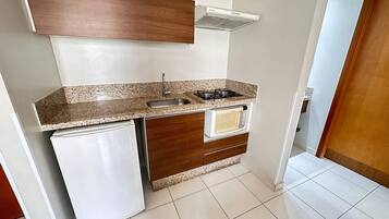 Microwave, cookware/dishes/utensils