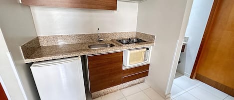 Microwave, cookware/dishes/utensils